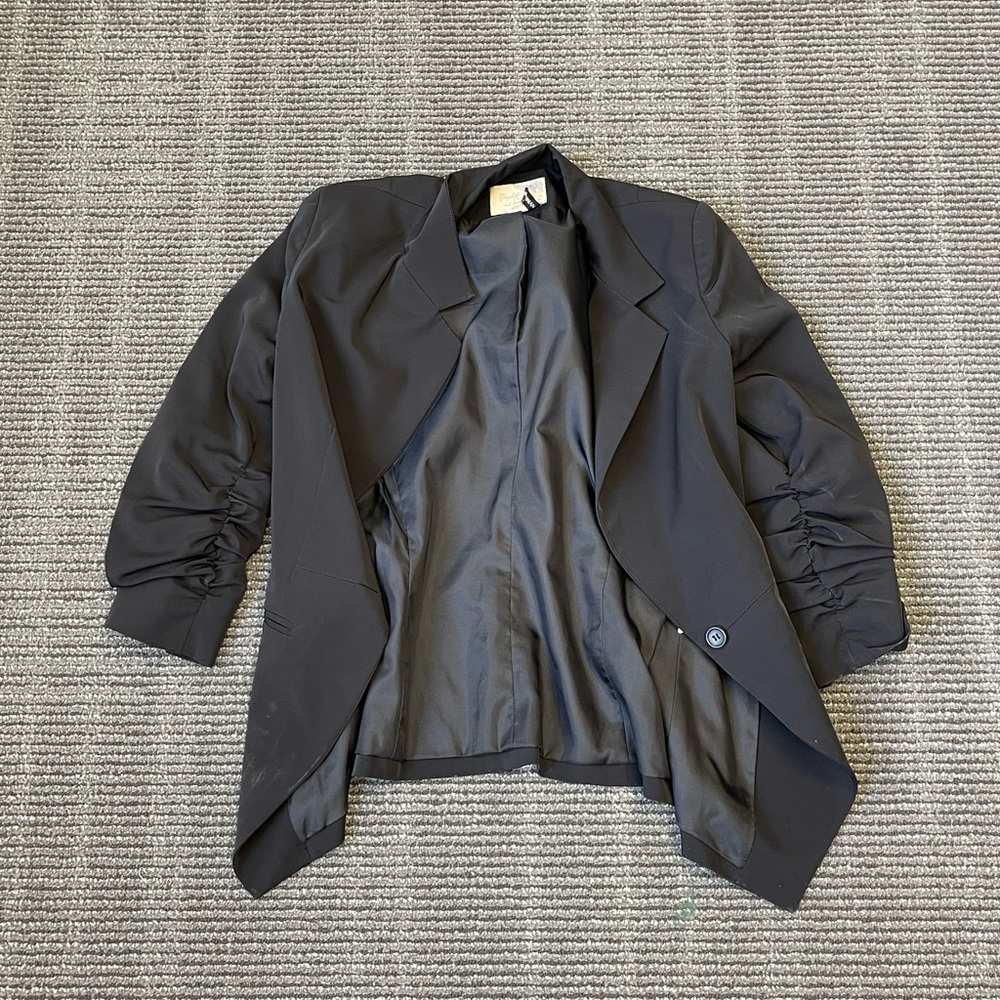 Elizabeth and James Black Cinched Sleeve Blazer